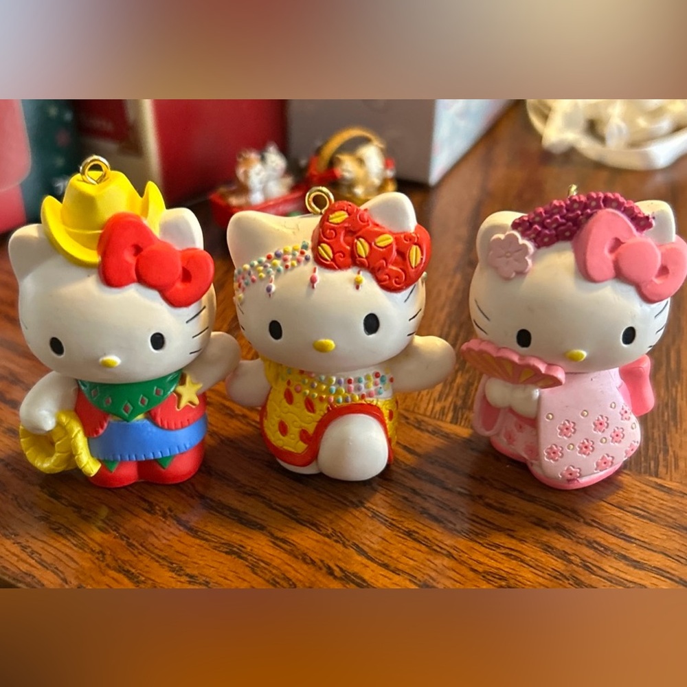 Hello Kitty Doll Trio - figurines / ornaments 
Set of 3